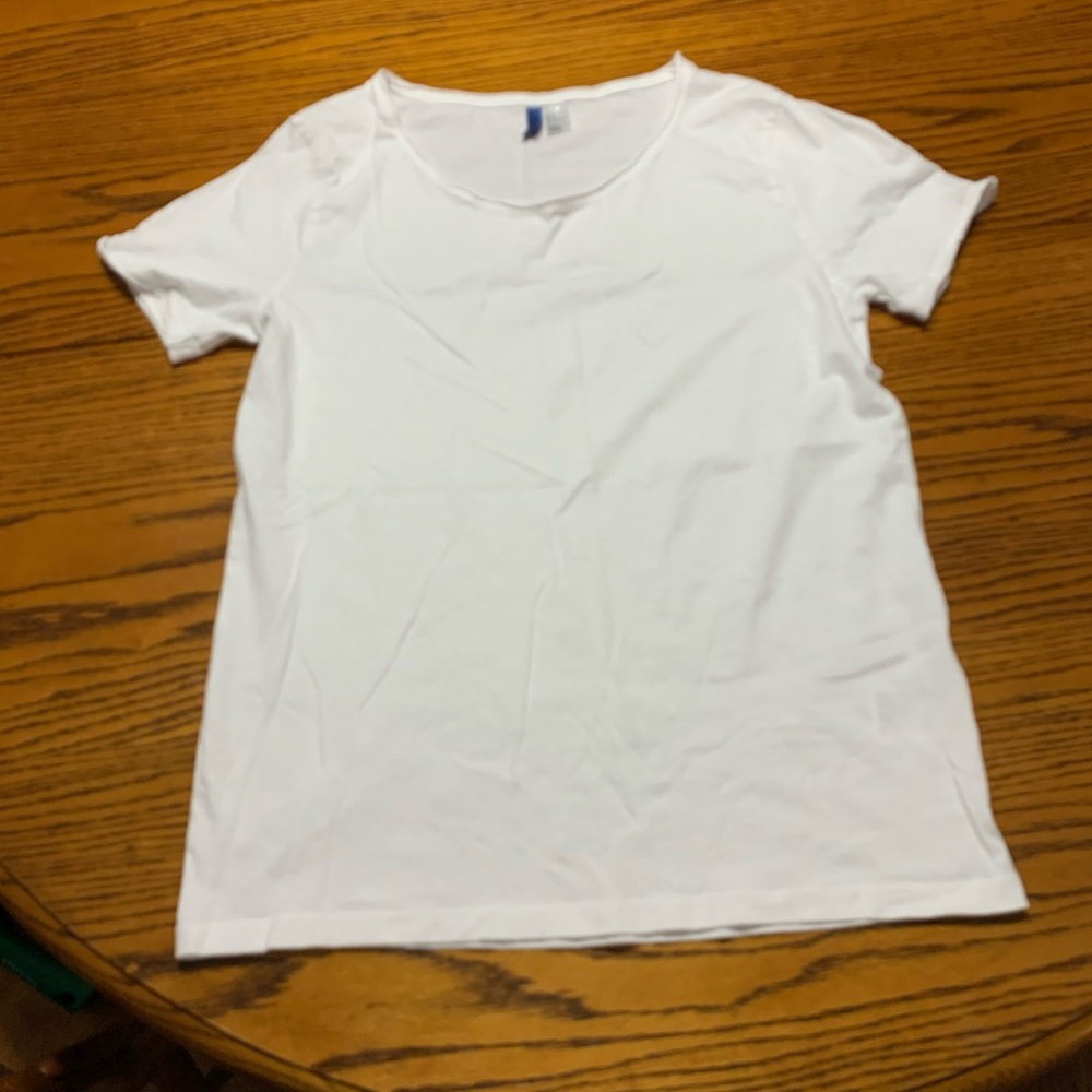 H&M divided whit tee medium